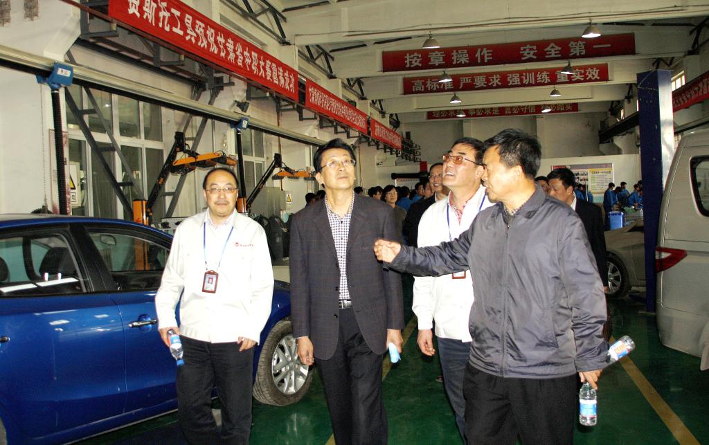参观汽车维修实训基地